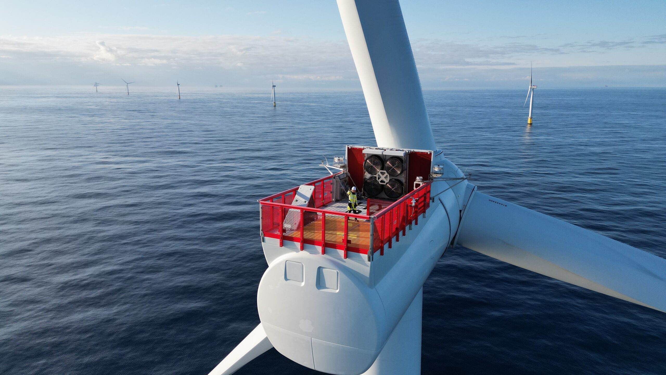 Siemens Gamesa technicians and Equinor employee on the helihoist platform of HY01 on Hywind Tampen. Photos taken during troubleshooting, March 2024.
