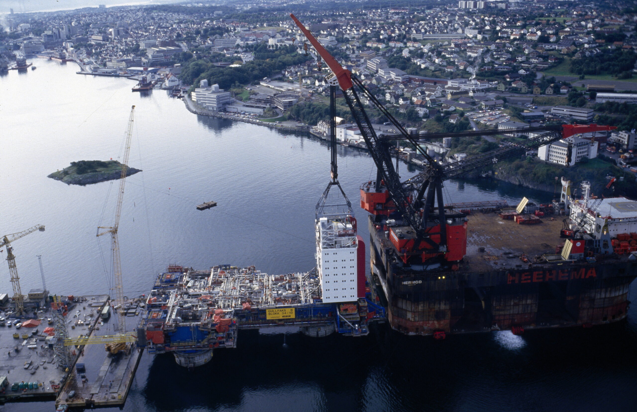 The living quarters module is lifted into place. Photo: Øyvind Hagen/Equinor