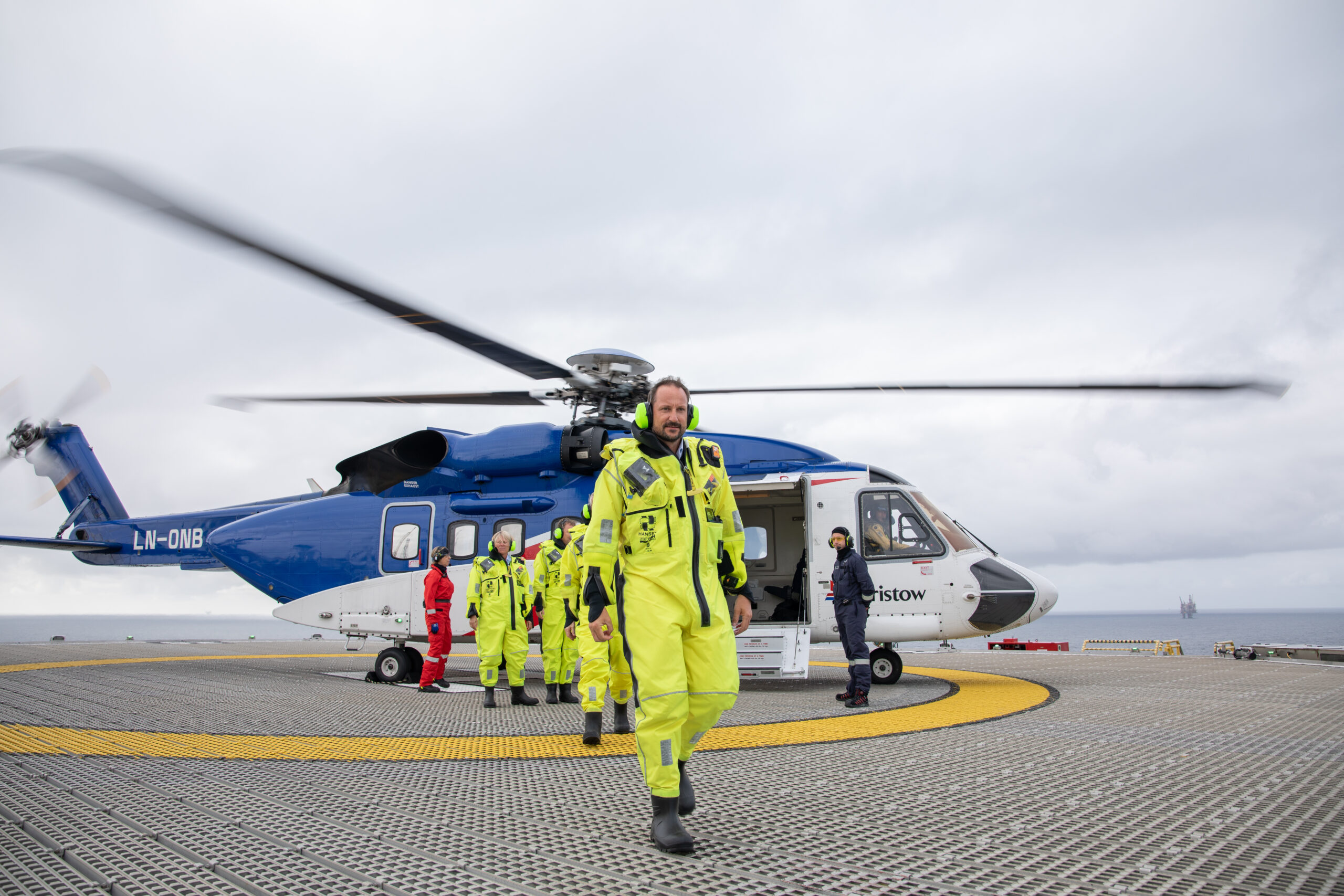 Hans Kongelige Høyhet Kronprins Haakon ankommer Gullfaks C for den offisielle åpningen av Hywind Tampen. Foto: Ole Jørgen Bratland/Equinor
